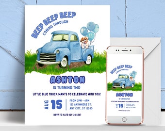 Puede incluir: Una invitación de cumpleaños azul y blanca con una ilustración de acuarela de una camioneta azul con un cachorro en la caja de la camioneta. La invitación dice "Beep Beep Beep Coming Through" y "Ashton cumple dos años".
