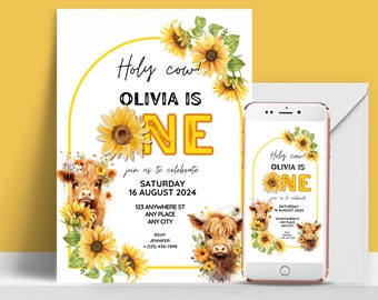 Può includere: Un invito di compleanno a tema mucca e girasoli. Il testo recita "Holy cow! Olivia compie UNO", con data e luogo. Uno smartphone mostra lo stesso design. È inclusa anche una busta bianca.