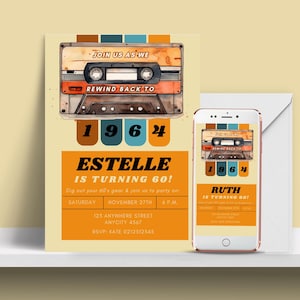 Puede incluir: Una invitación a una fiesta de cumpleaños de temática retro con un gráfico de cinta de casete. La invitación dice "Únete a nosotros mientras retrocedemos a 1964 Estelle cumple 60!" e incluye detalles de la fiesta, como la fecha, la hora y el lugar.