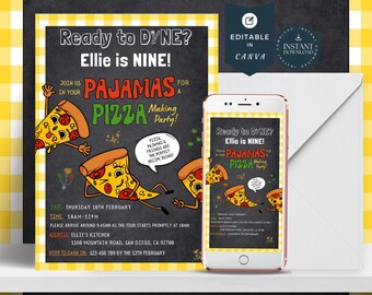Puede incluir: Una invitación en blanco y negro para una fiesta de pizza. La invitación presenta un fondo de pizarra con una rebanada de pizza de dibujos animados y el texto "¿Listo para DYNE? ¡Ellie tiene NUEVE! ¡Únete a nosotros en pijama para una fiesta de hacer pizza!"