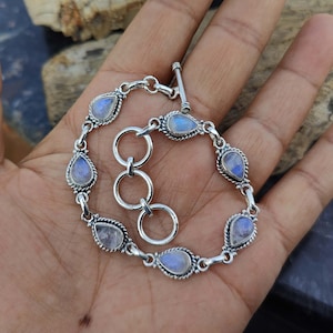 Puede incluir: Un brazalete de plata con cierre de palanca y seis gemas de piedra lunar en forma de lágrima.