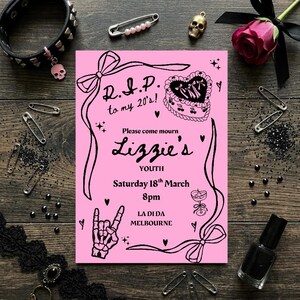 Può includere: Un invito rosa con testo e illustrazioni neri, tra cui una torta a forma di cuore e una mano di scheletro. Il testo recita "R.I.P. to my 20's!" e "Lizzie's Youth". Accessori come un teschio, una rosa e spille da balia circondano l'invito.
