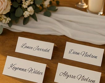 Elegante Hochzeits-Tischkarten - Personalisierte Kalligraphie-Namenskarten für Hochzeitstische - Alex Brush Schriftart