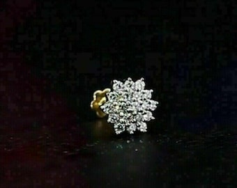 0,50CT Labbtillverkad rundslipad safirdiamantblomma i näsa med stift, skruv och 14k gulplätering.