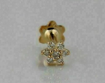 0,20ct laboratorietillverkad rundslipad safirdiamant med skruvbaksida i näsa och 14K gult guld.