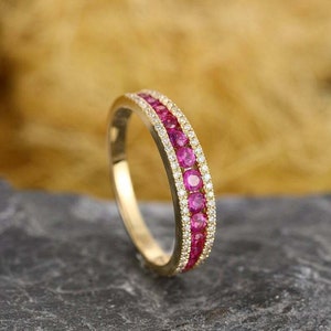 Peut inclure: Une bague en or avec une double rangée de pierres précieuses roses et de petites pierres précieuses blanches.