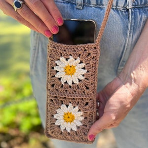 Gehaakt telefoontasje met madeliefjes // crochet phone bag with daisy flower