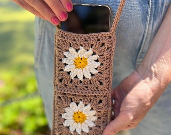 Gehaakt telefoontasje met madeliefjes // crochet phone bag with daisy flower