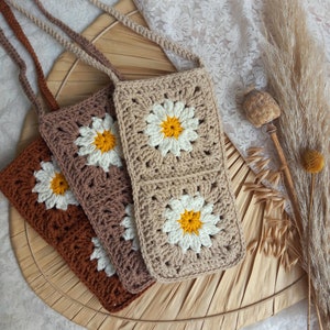 Gehaakt telefoontasje met madeliefjes // crochet phone bag with daisy flower afbeelding 9