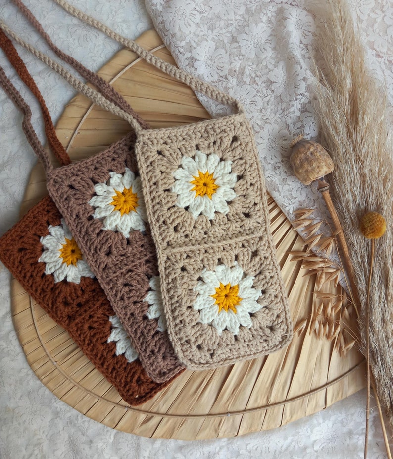 Gehaakt telefoontasje met madeliefjes // crochet phone bag with daisy flower afbeelding 9