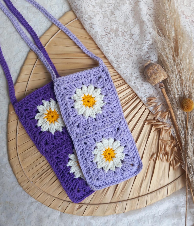 Gehaakt telefoontasje met madeliefjes // crochet phone bag with daisy flower afbeelding 8