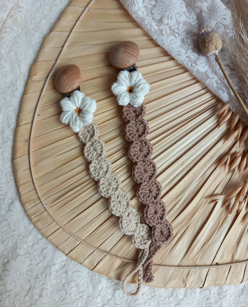 Gehaakt speenkoord met madeliefje //Crochet pacifier clip with daisy flower afbeelding 7