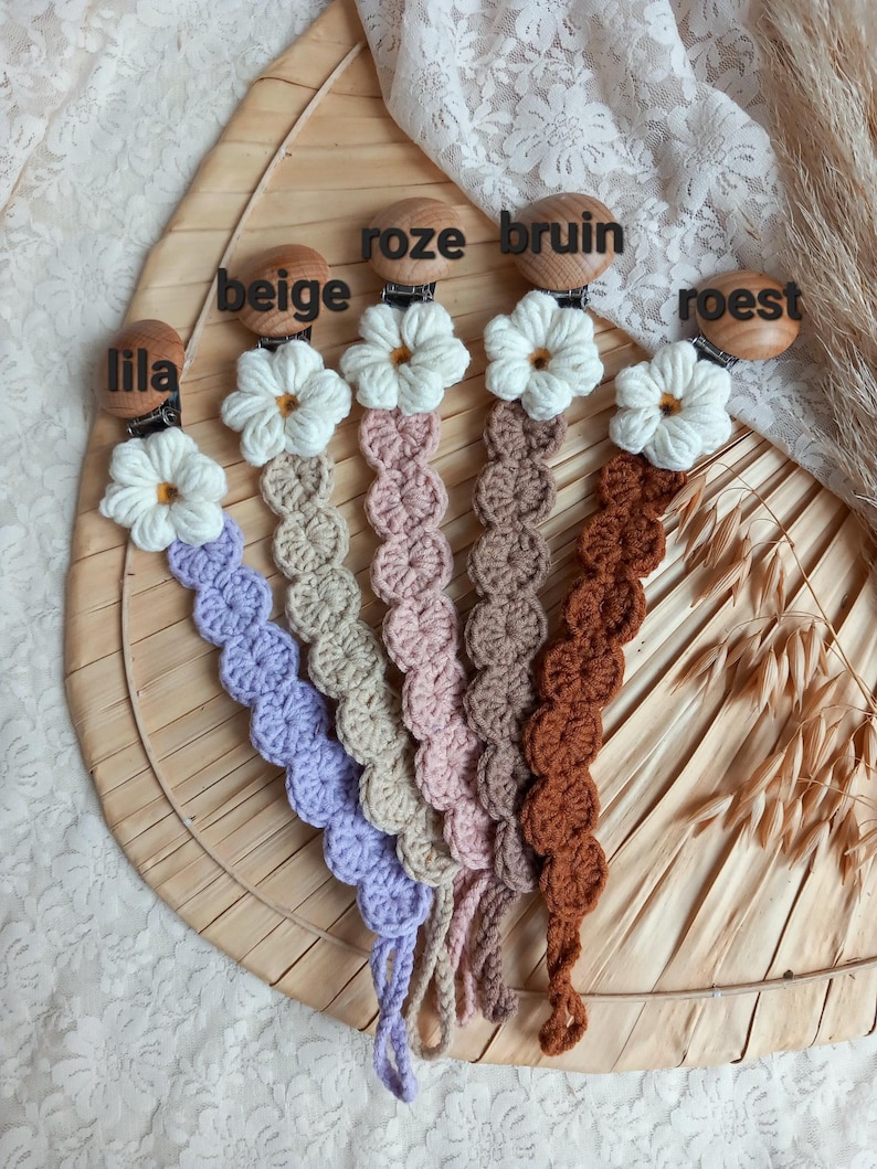 Gehaakt speenkoord met madeliefje //Crochet pacifier clip with daisy flower afbeelding 9