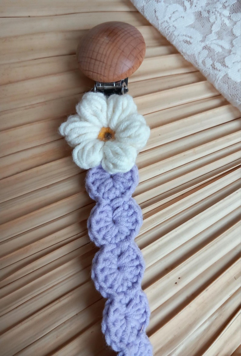 Gehaakt speenkoord met madeliefje //Crochet pacifier clip with daisy flower afbeelding 6