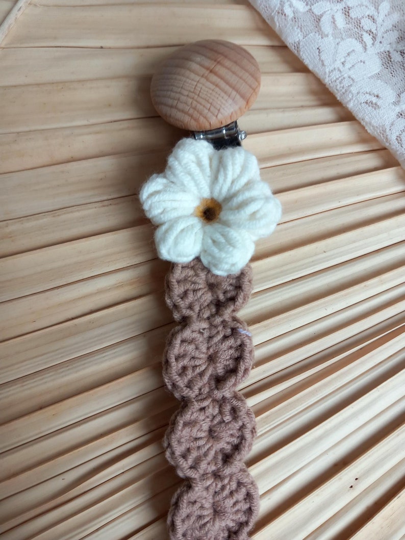 Gehaakt speenkoord met madeliefje //Crochet pacifier clip with daisy flower afbeelding 5