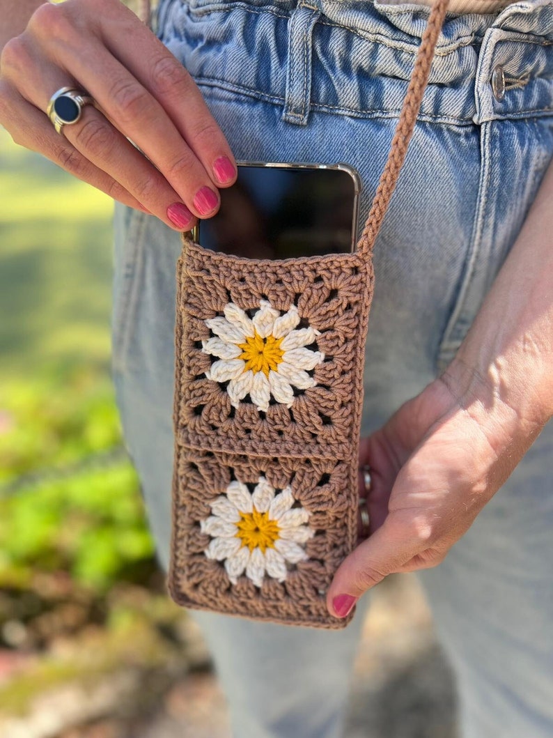 Gehaakt telefoontasje met madeliefjes // crochet phone bag with daisy flower afbeelding 1