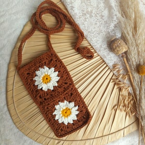 Gehaakt telefoontasje met madeliefjes // crochet phone bag with daisy flower afbeelding 6