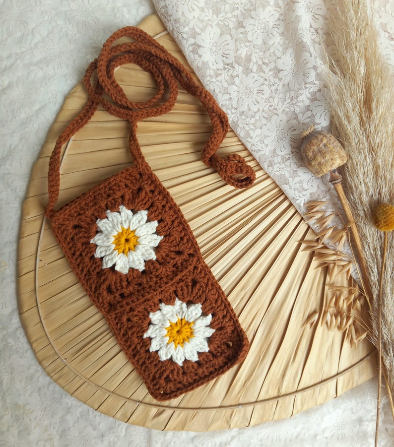 Gehaakt telefoontasje met madeliefjes // crochet phone bag with daisy flower afbeelding 6