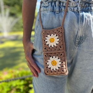 Gehaakt telefoontasje met madeliefjes // crochet phone bag with daisy flower afbeelding 2