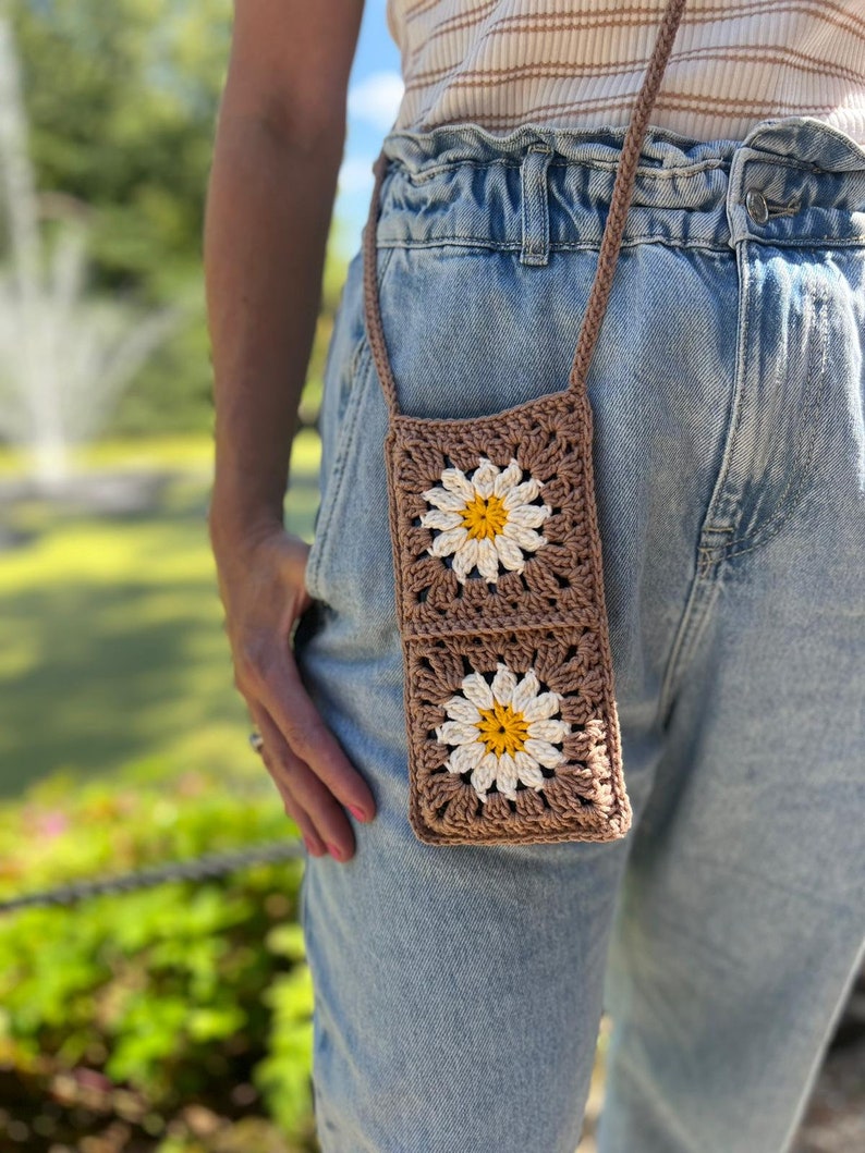 Gehaakt telefoontasje met madeliefjes // crochet phone bag with daisy flower afbeelding 2