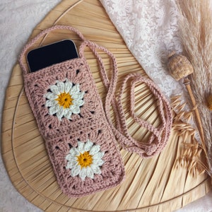 Gehaakt telefoontasje met madeliefjes // crochet phone bag with daisy flower afbeelding 5