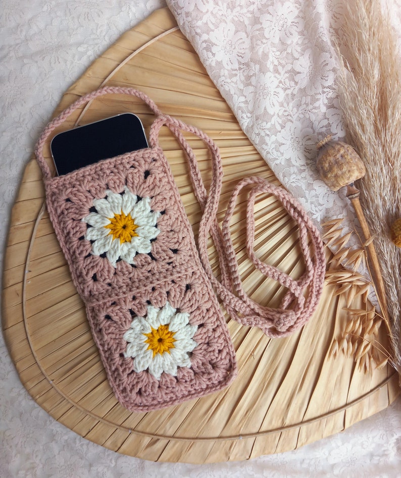 Gehaakt telefoontasje met madeliefjes // crochet phone bag with daisy flower afbeelding 5