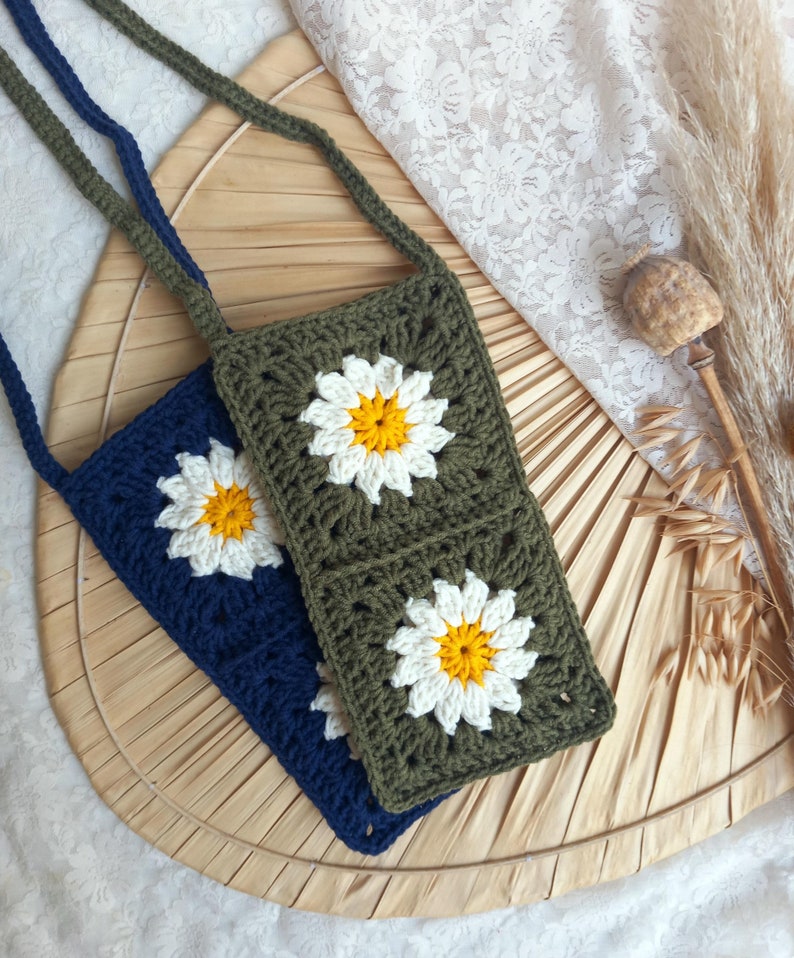 Gehaakt telefoontasje met madeliefjes // crochet phone bag with daisy flower afbeelding 7