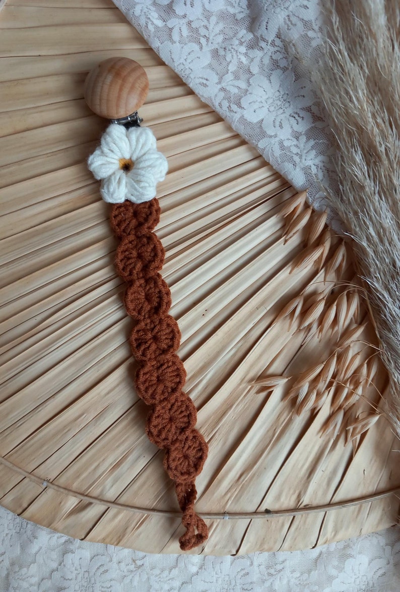 Gehaakt speenkoord met madeliefje //Crochet pacifier clip with daisy flower afbeelding 2