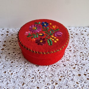 Caja de lana hecha a mano con arte popular estilo Kalocsa con bordados populares vintage