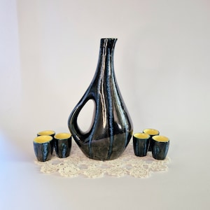 Set di bicchierini da shot in ceramica Tófej vintage con sei piccole tazze e una brocca, articoli da bar fatti a mano in stile retrò, bicchierini da shot blu di metà secolo, bicchierini da liquore