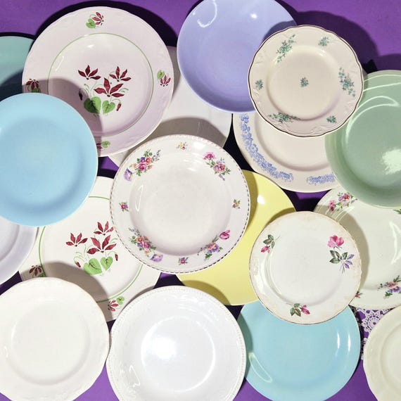 Mismatched Vintage Teller-Set Retro-Motive Vintage Mismatched Teller-Set für Hochzeit Mid-Century Vintage Gránit Mismatched Teller-Set