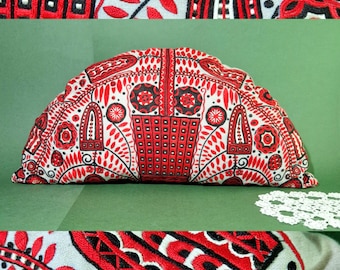 Handbroderad dekorativ kudde i vintagestil, retro folklig inredning, mitten av århundradet, broderad kudde i svart och rött, vintage prydnadskudde