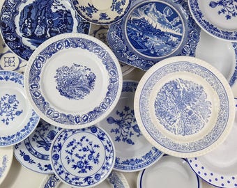 Puede incluir: Una colección de platos y cuencos de cerámica blanca con diversos patrones azules de transferencia, que incluyen paisajes pastorales, motivos florales y bordes geométricos. El surtido incluye formas redondas y cuadradas con diseños detallados.