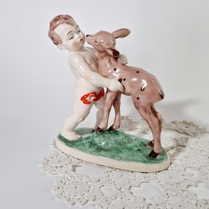 Figuras de cerámica vintage con un cervatillo y un niño pequeño Figuras de escena de estilo retro de mediados de siglo Estatua pequeña de Bambi Decoración vintage para el hogar