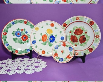 Platos de pared folclóricos húngaros vintage, platos retro Gránit pintados a mano, decoración de cocina rosada de mediados de siglo, platos decorativos folclóricos florales vintage
