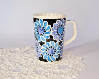 Taza de cerámica vintage Gránit, taza retro con flores azules, taza con margaritas azules de mediados de siglo, taza con flores caprichosas, taza vintage negra y azul