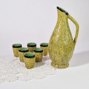 Bicchierini da shot vintage in ceramica smaltata con lava, sei tazze e bottiglia di metà secolo, ceramiche ungheresi fatte a mano, bicchierini da shot vintage verde menta