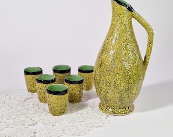 Zestaw zabytkowych ceramicznych kieliszków do shotów z efektem spękania, z sześcioma filiżankami i karafką MCM. Retro, ręcznie robione ceramiczne kieliszki do shotów.