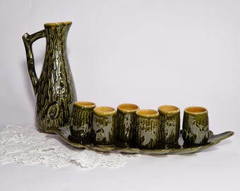 Zestaw kieliszków do shotów z motywem kory drzewa w stylu retro, z kubkami i karafką MCM Węgierska ceramika, ręcznie robione ceramiczne kieliszki do shotów w kolorze zielonym z uchwytem