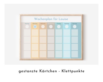 Op de afbeelding: Een weekplanner voor een kind genaamd Louise. De planner heeft zeven kolommen voor elke dag van de week, met een ster op dinsdag. De planner is ontworpen voor gebruik met gestanste kaarten en klittenbandpunten.