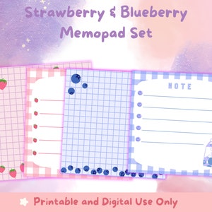 Op de afbeelding: Een set van vier printbare notitieblokken met een aardbei- en bosbessen thema. De notitieblokken hebben verschillende ontwerpen, waaronder een roze raster met aardbeien, een roze en wit ruitpatroon met aardbeien, een blauw raster met bosbessen en een blauw en wit ruitpatroon met bosbessen en het woord "NOTE".