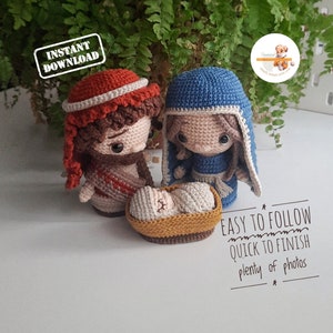 Può includere: Scena della Natività all'uncinetto fatta a mano. Giuseppe indossa un copricapo rosso e bianco, Maria un velo blu e il bambino Gesù è in un cesto intrecciato. L'immagine include il testo che dice "Download istantaneo" e "Facile da seguire, veloce da finire, molte foto."