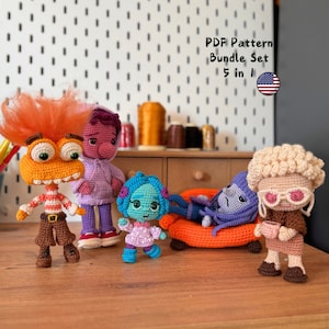 Può includere: Un set di cinque schemi di amigurumi all'uncinetto con una varietà di personaggi, tra cui un mostro viola, un alieno blu, un mostro viola con i capelli lunghi, un mostro arancione con una maglietta a righe e una nonna con gli occhiali. Gli schemi sono disponibili per il download in PDF e sono perfetti per realizzare i tuoi personaggi unici.
