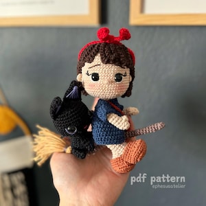 Schattig heksenpop haakpatroon voor kinderen Halloween speelgoed, Kiki en kat amigurumi magisch cadeau, Halloween knutselen handgemaakt decor tutorial