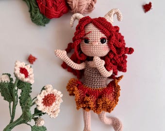 Patrón de crochet para muñeca amigurumi del signo zodiacal Aries y la flor del mes de nacimiento de la margarita (PDF)