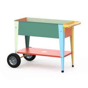 Könnte beinhalten: Ein mehrfarbiger Pflanzwagen mit einer rechteckigen Wanne, einem unteren Regal und zwei Rädern. Der Wagen hat einen Holzgriff und ist in den Farbtönen Grün, Orange, Gelb, Blau und Rot lackiert. Die Räder sind schwarz mit silbernen Felgen.