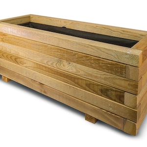 Puede incluir: Una jardinera rectangular de madera con un forro marrón oscuro. La jardinera está hecha de tablones de madera natural y tiene un aspecto rústico.