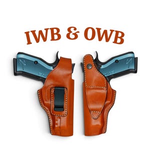 Op de afbeelding: Twee bruine lederen holsters, elk met een vuurwapen met een metallic blauwe greep. De tekst IWB & OWB staat in bruin boven de holsters. De linker holster heeft een zwarte metalen riemclip, terwijl de rechter holster een drukknoopsluiting heeft.