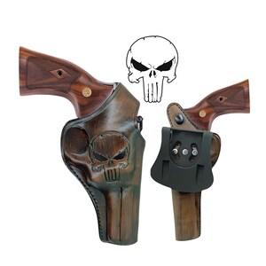 Puede incluir: Dos rev&oacute;lveres con empu&ntilde;aduras de madera y fundas de cuero. Una funda es marr&oacute;n con un dise&ntilde;o de calavera. La otra funda es negra. Un gr&aacute;fico de calavera blanca est&aacute; encima de los rev&oacute;lveres.
