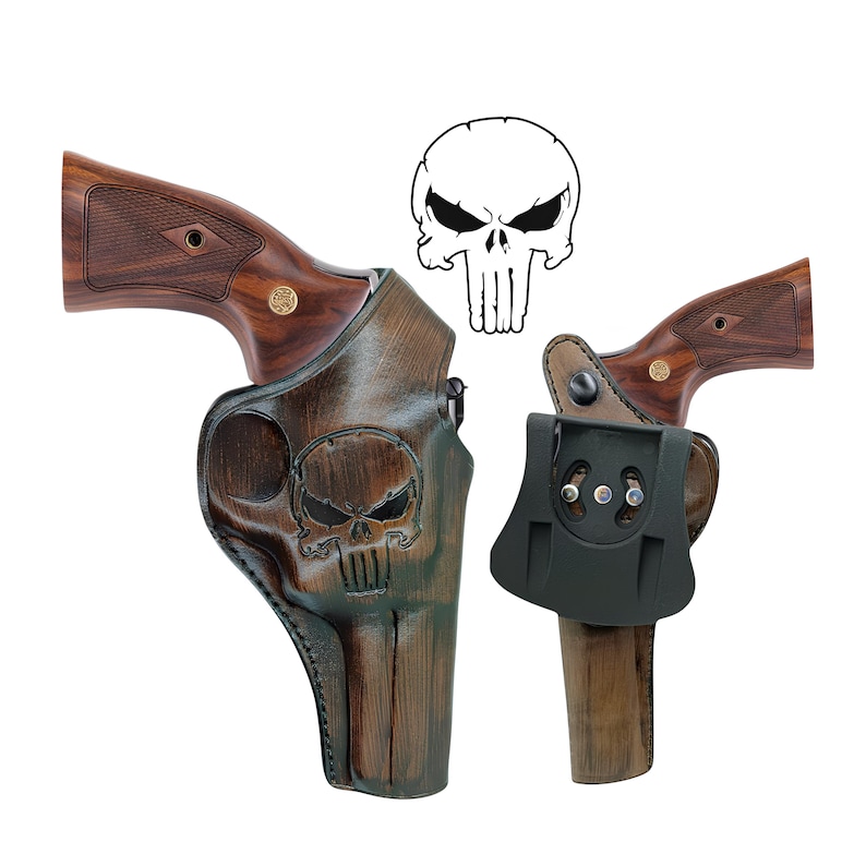 Puede incluir: Dos rev&oacute;lveres con empu&ntilde;aduras de madera y fundas de cuero. Una funda es marr&oacute;n con un dise&ntilde;o de calavera. La otra funda es negra. Un gr&aacute;fico de calavera blanca est&aacute; encima de los rev&oacute;lveres.
